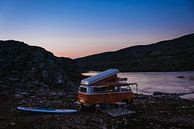 Camping-car VW solitaire au crépuscule par Meral Soydas Aperçu