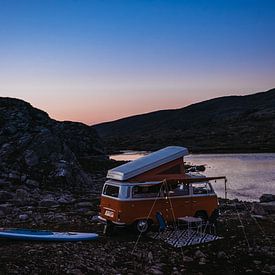 Eenzame VW camper in de schemering van Meral Soydas