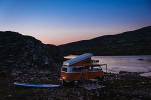 Eenzame VW camper in de schemering van Meral Soydas