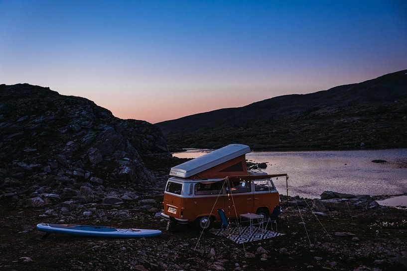 Camping-car VW solitaire au crépuscule par Meral Soydas