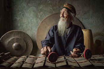 Der Gamelan-Maestro Ki Suripto auf seinem Gamelan in Salatiga, Zentral-Java, Indonesien
