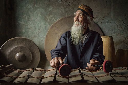 De gamelan maestro Ki Suripto op zijn gamelan in Salatiga, Midden Java, Indonesie