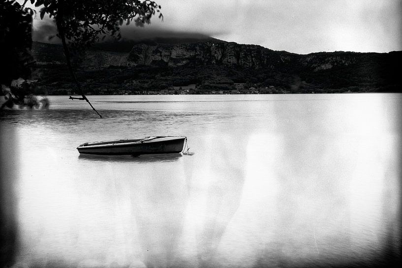 boat in Lake Annecy von Dennis Robroek