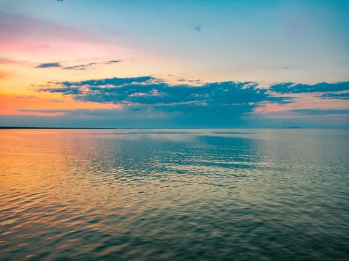 Zonsondergang aan zee