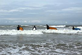 Vier jongeren gaan surfen in de Noordzee by Berthilde van der Leij