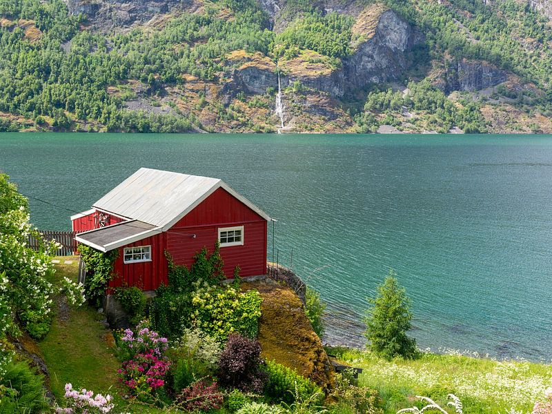 Chalet norvégien de conte de fées sur le fjord avec cascade : un refuge intemporel par Yvonne