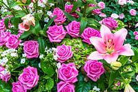 Strauß mit dunkelrosa Rosen und rosa Lilien