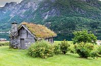 oud houten huis aan een fjord in noorwegen van ChrisWillemsen thumbnail