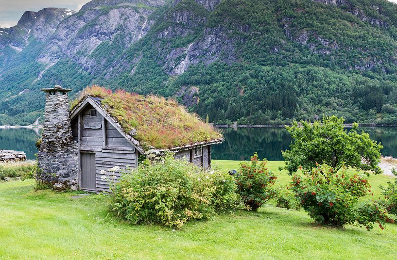 oud houten huis aan een fjord in noorwegen van ChrisWillemsen