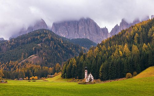 Die kleine Kirche St. Johann mit den Odle im Hintergrund in den Dolomiten, Italien