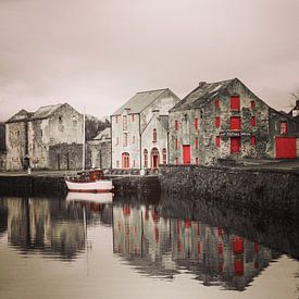 Oud pakhuis aan de 'Lennon' rivier, Ramelton, Ierland. van MarJamJars