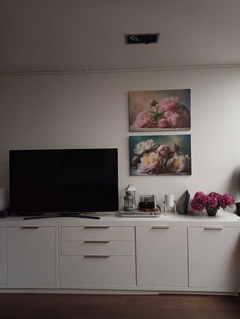 Pioenrozen stilleven – romantisch bloemenschilderij in zachte pasteltinten