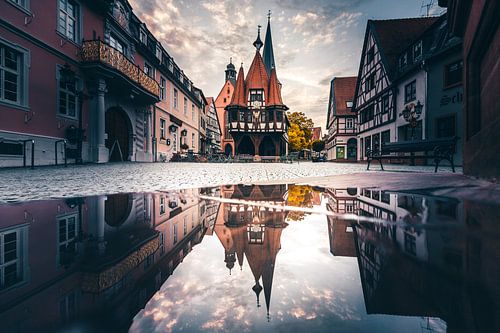 Stadhuis en marktplein van Michelstadt weerspiegeld in een plas