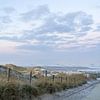 Vers la mer entre les dunes sur Jos van den Berg