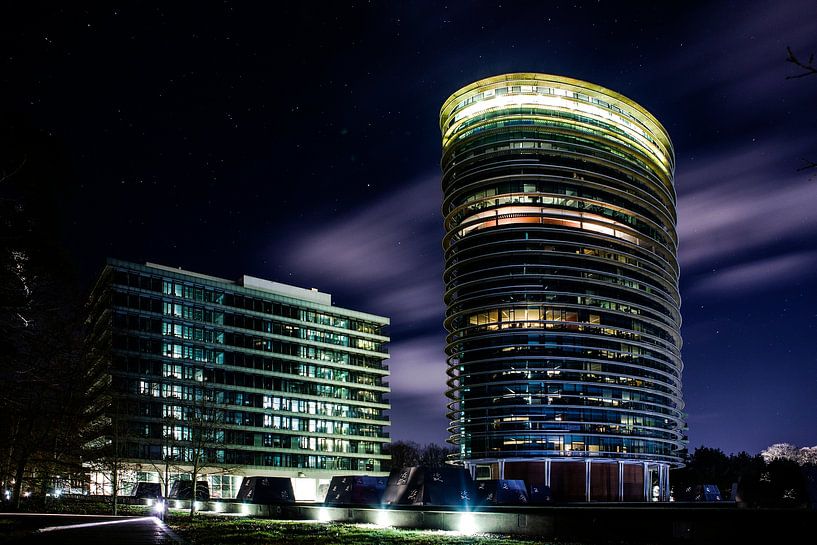 Tax Authorities Apeldoorn (The Netherland) at night van Jeroen van Esseveldt