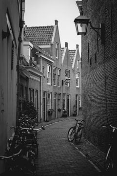 Zwart wit foto Haarlemse straat | Fine art foto print | Nederland, Europa van Sanne Dost
