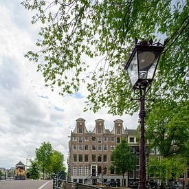 Klokgevels op de Herengracht Amsterdam van Foto Amsterdam/ Peter Bartelings