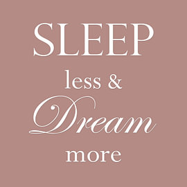 Sleep less & Dream more – Slaapkamer tekst in Oudroze van Sandra Hazes