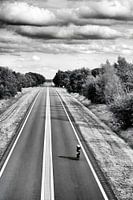 Cycliste solitaire en Drenthe, noir et blanc