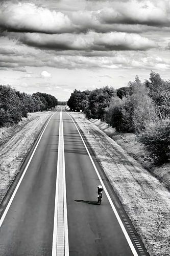 Lone cyclist in Drenthe, black and white by Sander de Vries