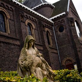 Maria bij de kerk van Laurens Rijswijk