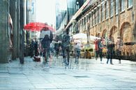 Abstract stadsleven, mensen lopen en winkelen in de pedes van Maren Winter thumbnail