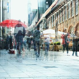 Abstract stadsleven, mensen lopen en winkelen in de pedes van Maren Winter