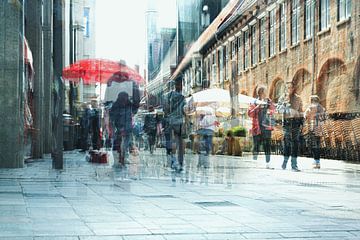 Abstract stadsleven, mensen lopen en winkelen in de pedes van Maren Winter