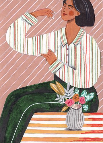 Frau in gestreiften hellen Farben hört Musik von Caroline Bonne Müller