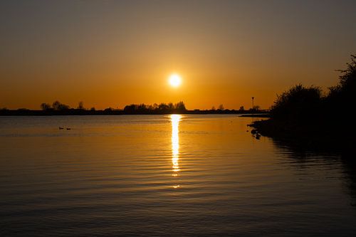 Zonsondergang bij de Rijn met een gouden gloed