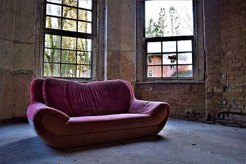 Rotes Sofa von Ramona Peter
