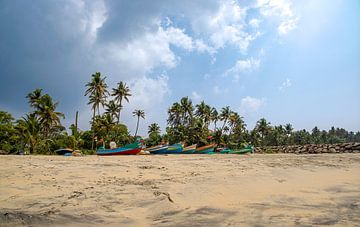 Boten op een strand in India. van Floyd Angenent