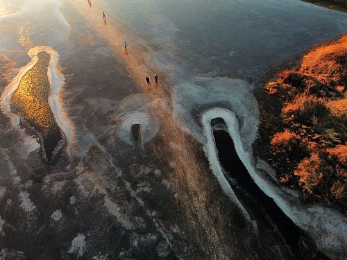 Schaatspret op natuurijs bij zonsondergang