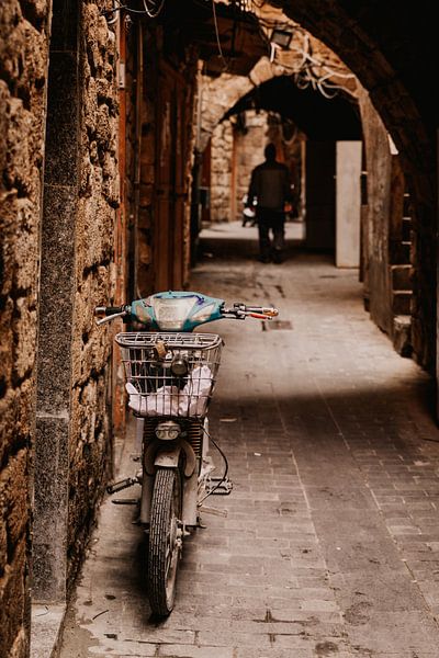 Scooter in een steeg in de oude stad van Sidon in Libanon van Moniek Kuipers