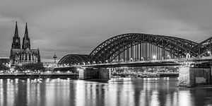 Kölner Dom und Hohenzollernbrücke in Schwarz und Weiß