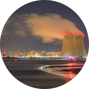 Riverbank met verlichte kernreactor Haven van Antwerpen van Tony Vingerhoets