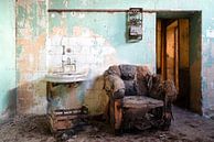 Alter und verlassener Stuhl. von Roman Robroek – Fotos verlassener Gebäude Miniaturansicht