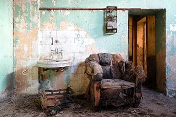 Old and Abandoned Chair. by Roman Robroek - Photos of Abandoned Buildings