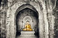 Bouddha assis dans un complexe de temples à Bagan, Birmanie, Myanmar. par Ron van der Stappen Aperçu