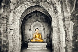 Zittende boeddha in tempelcomplex Bagan Birma Myanmar. van Ron van der Stappen