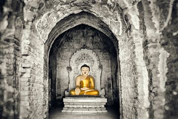 Sitzender Buddha in der Tempelanlage Bagan Burma Myanmar. von Ron van der Stappen