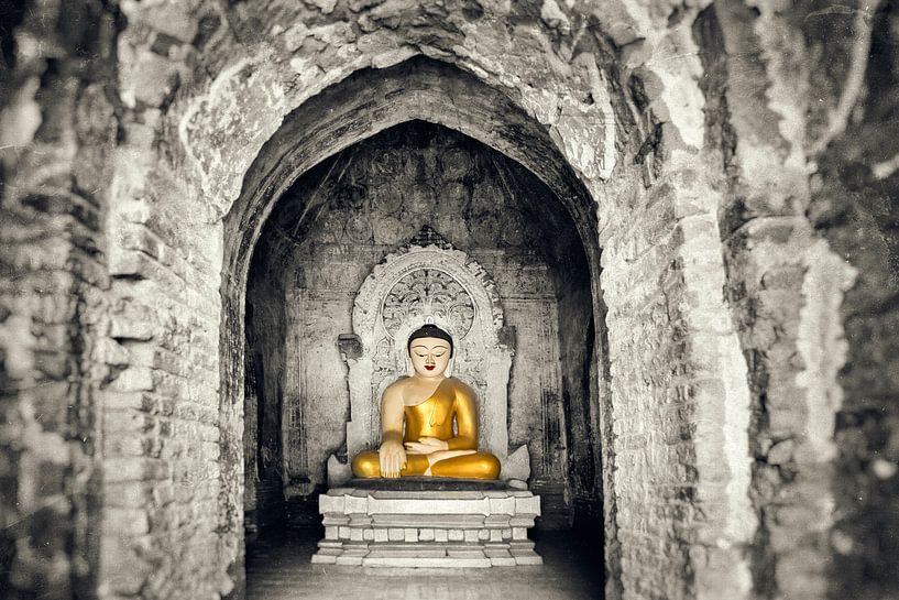 Bouddha assis dans un complexe de temples à Bagan, Birmanie, Myanmar. par Ron van der Stappen