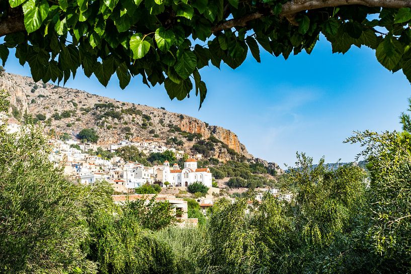 Het dorpje Kritsa in Kreta by Patricia van Loock