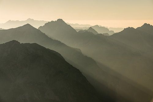 Lange schaduwen in de Alpen
