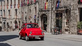Bella Italia, prachtige oude Fiat 500 rijdt in het middeleeuwse Gubbio in Umbrie. La vita e bella ! van ceesvanderjagtfoto