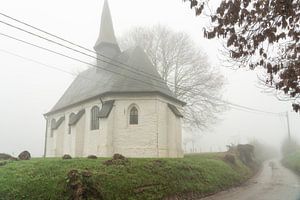 Woestijkapel in Gooik im Nebel