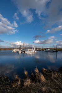 Haven met mooie wolkenlucht