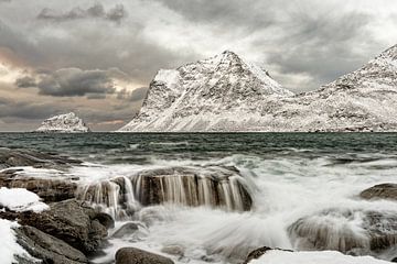 Winterliche Küste auf den Lofoten von Ralf Lehmann