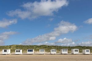Chalets de plage blancs à Løkken, Danemark