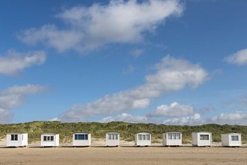 Witte strandhuisjes in Løkken, Denemarken van Sander Groenendijk